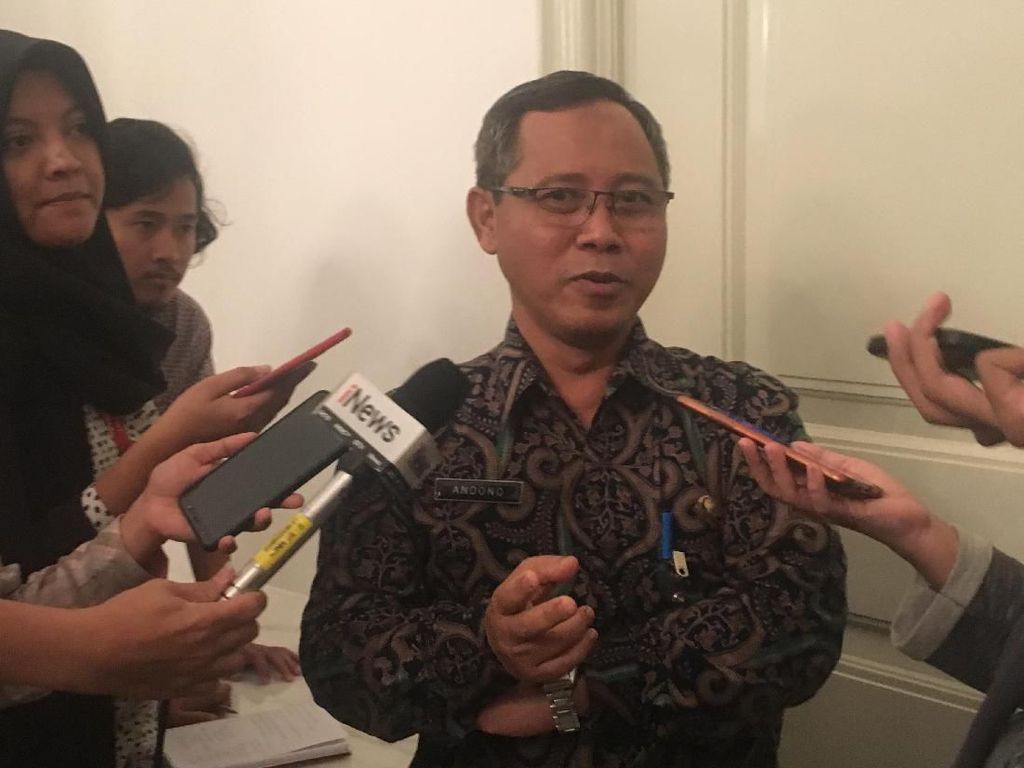 Pemprov DKI Angkut 13 Ton Sampah dari Lokasi Demo Sekitar DPR Pemprov DKI Angkut 13 Ton Sampah dari Lokasi Demo Sekitar DPR