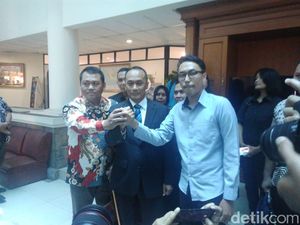 Kemendagri Bertemu @hendralm Pencuit Isu Jual Beli Data e-KTP Kemendagri Bertemu @hendralm Pencuit Isu Jual Beli Data e-KTP