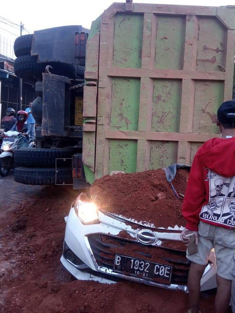 Truk Muatan Tanah Timpa Mobil di Karawaci, 5 Orang Terluka Truk Muatan Tanah Timpa Mobil di Karawaci, 5 Orang Terluka