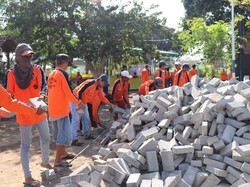 Warga Menara Suar Bansring Ikuti Program Padat Karya Disnav Surabaya