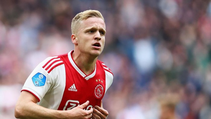AMSTERDAM, NETHERLANDS - MAY 12: Donny van de Beek of Ajax celebrates scoring his teams second goal of the game during the Dutch Eredivisie match between Ajax and Utrecht at Johan Cruyff Arena on May 12, 2019 in Amsterdam, Netherlands. (Photo by Dean Mouhtaropoulos/Getty Images)