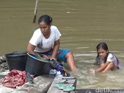 Musim Kemarau, Sebagian Warga Jambi Terpaksa Gunakan Air Keruh di Sungai