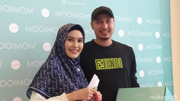 Kartika Putri dan suami/