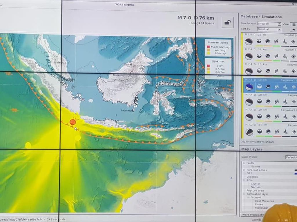 BMKG: Potensi Tsunami Imbas Gempa Banten Cukup Besar BMKG: Potensi Tsunami Imbas Gempa Banten Cukup Besar