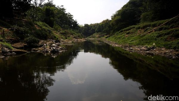 Potret Sungai Cileungsi yang Tercemar Hingga Menghitam