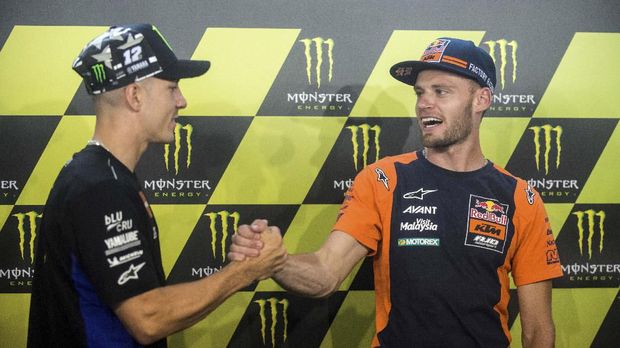 Red Bull KTM Ajo's South African Moto GP rider Brad Binder shakes hands with Movistar Yamaha's Spanish Moto GP rider Maverick Vinales after a press conference ahead of the Moto GP Czech Grand Prix in Brno, Czech Republic on August 1, 2019. (Photo by Michal CIZEK / AFP)