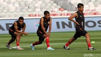 Para pemain Persija melakukan latihan ringan.