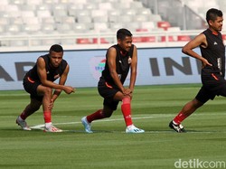 Para pemain Persija melakukan latihan ringan.
