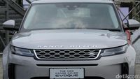 Range Rover Evoque Meluncur di Jakarta