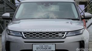 Range Rover Evoque Meluncur di Jakarta