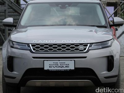 Range Rover Evoque Meluncur di Jakarta