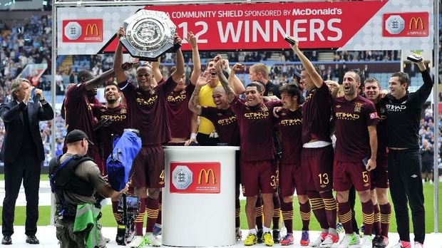 Manchester City's Belgian defender Vincent Kompany lifts the Trophy after winning their FA Community Shield football match against Chelsea at Villa Park in Birmingham, on August 12, 2012. AFP PHOTO/GLYN KIRKNOT FOR MARKETING OR ADVERTISING USE / RESTRICTED TO EDITORIAL USE (Photo by GLYN KIRK / AFP)