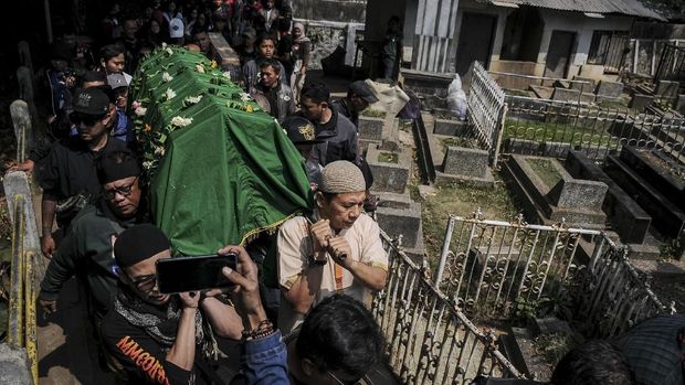 Barbel Kecil Temani Pusara Agung Hercules Saat Dimakamkan