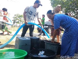 Kekeringan, Warga Bojonegoro Terpaksa Beli Air Isi  Bersih