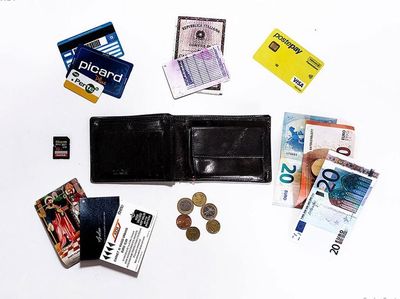 Begini Isi Dompet Orang dari 10 Negara Berbeda
