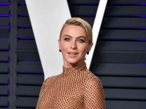Julianne Hough Seperti Orang Kesurupan saat Coba Penyembuhan Energi Julianne Hough Seperti Orang Kesurupan saat Coba Penyembuhan Energi
