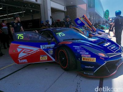 Potret Kesibukan Pit Rio Haryanto-David Tjipto pada Balapan di Korsel