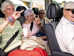 Senang Goyang Metal, Penghuni Panti Jompo Kunjungi Festival Wacken Open Air