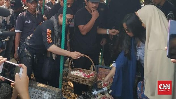 Barbel Kecil Temani Pusara Agung Hercules Saat Dimakamkan
