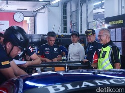 Video Mobil Rio Haryanto-David Tjipto Terkendala Mesin Bermasalah