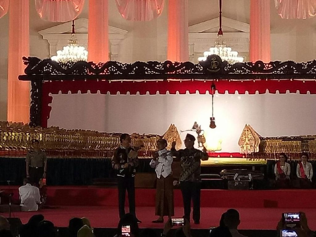 Kata Jokowi soal Wayang Kresna yang Diserahkan ke Ki Manteb Kata Jokowi soal Wayang Kresna yang Diserahkan ke Ki Manteb
