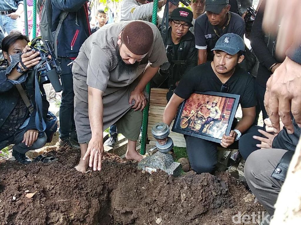 Agung Hercules Meninggal Dunia, Kios Geprek Bensu Terbakar Agung Hercules Meninggal Dunia, Kios Geprek Bensu Terbakar