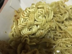 Pesan Mie Goreng Ayam Geprek, Pria Ini Malah Dapat Mie Kering Setengah Matang