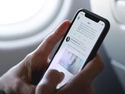 Cegah Virus Corona, Ahli Mikrobiologi Sarankan Rutin Bersihkan Handphone
