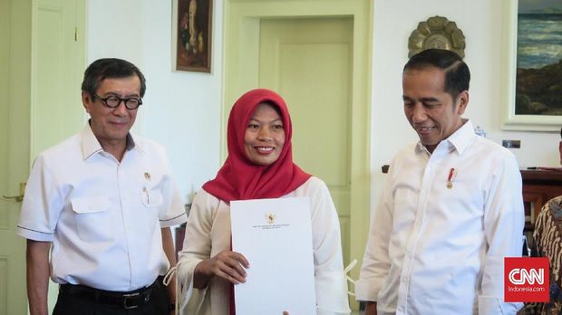 Terpidana kasus pelanggaran Undang-Undang Informasi dan Transaksi Elektronik (ITE), Baiq Nuril Maknun diterima Presiden Joko Widodo (Jokowi) di ruang kerja, di Istana Kepresidenan Bogor, Jawa Barat, Jumat (2/8). Nuril mendapatkan salinan keputusan presiden tentang pemberian amnesti.
