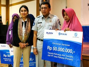 Serahkan Santunan Kecelakaan Kerja