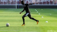 Makan Konate juga serius menjalani latihan jelang Persija. Gelandang asal Mali itu akan menjadi ancaman bagi Macan Kemayoran.