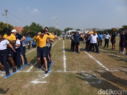 Saat Angkatan Laut AS Jajal Balap Karung dan Lomba Bakiak
