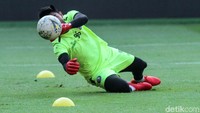 Kiper Arema, Kurniawan Ajie, tampak serius menjalani latihan.