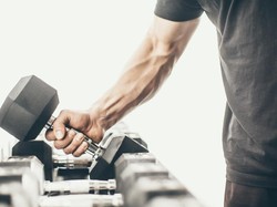 Bukan Gelas, Kali Ini Dumbbell 2 Kg Masuk Perut