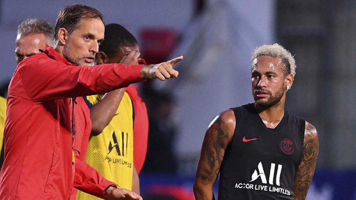 Jersey Neymar kabarnya sudah tak dijual lagi di toko resmi Paris Saint Germain di Paris (FRANCK FIFE / AFP)