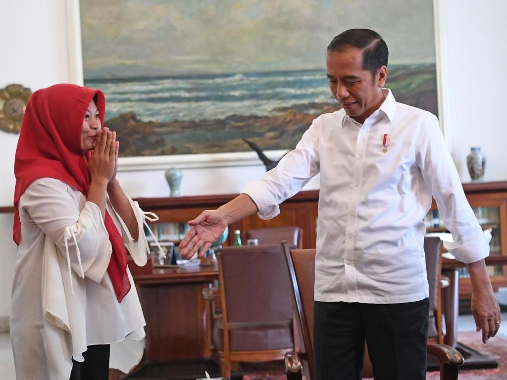Ekspresi Baiq Nuril Saat Bertemu Jokowi