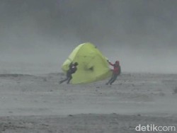 Bawa Masker, Bromo Saat Ini Dilanda Badai Pasir