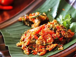 Serba Sambal! Warung Tenda Ini Punya Racikan Sambal Super Pedas yang Hits