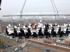 Ngeri-ngeri Sedap! Makan di Meja Menggantung Pada Ketinggian 50 Meter