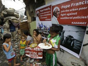 Melihat Proses Pembuatan Pagpag, Makanan Sampah di Filipina Melihat Proses Pembuatan Pagpag, Makanan Sampah di Filipina