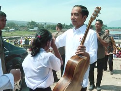 Saat Siswi SMP di Samosir Terobos Paspampres demi Beri Gitar ke Jokowi