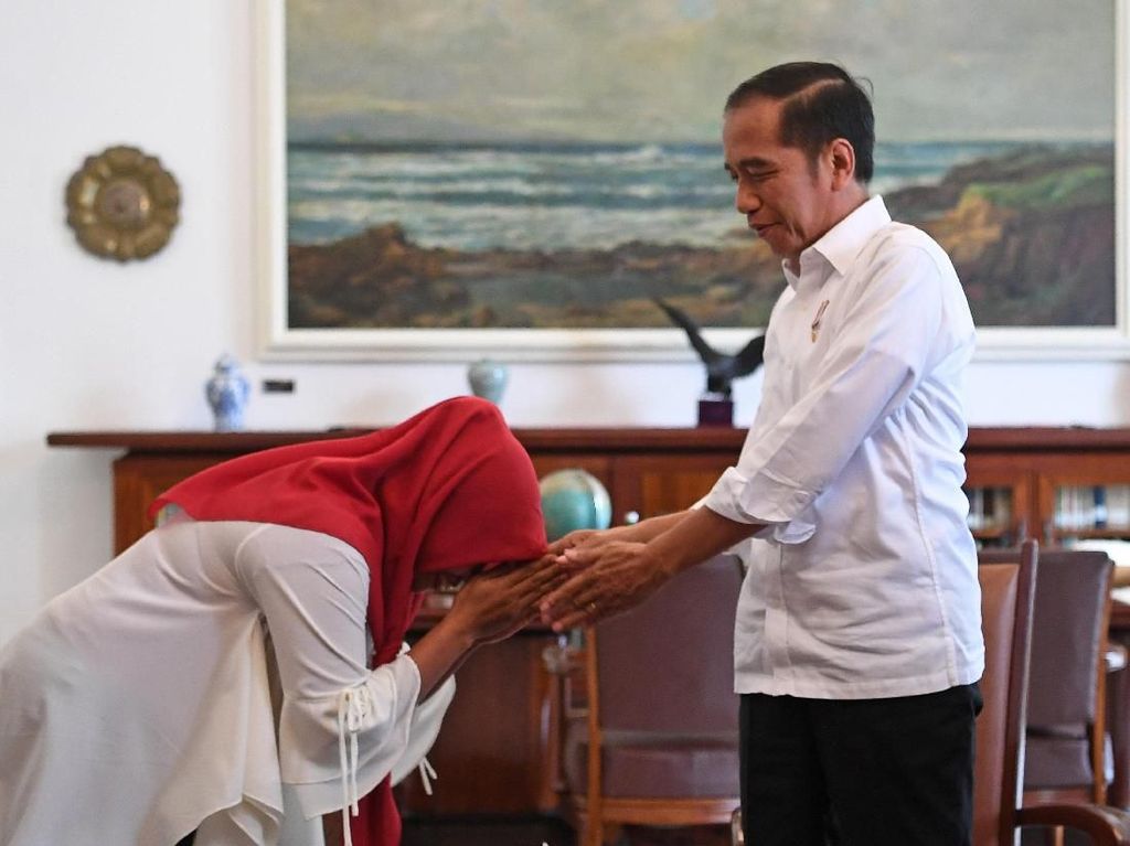 Bertemu Jokowi, Baiq Nuril Bakal Bingkai Emas Keppres Ammesti Bertemu Jokowi, Baiq Nuril Bakal Bingkai Emas Keppres Ammesti
