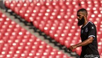 Striker Arema, Sylvano Comvalius, juga terlihat fokus dalam latihan tersebut.