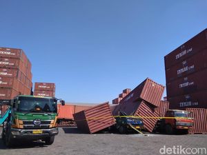 Tumpukan Peti Kemas di Surabaya Roboh, Seorang Sopir Truk Terluka Tumpukan Peti Kemas di Surabaya Roboh, Seorang Sopir Truk Terluka