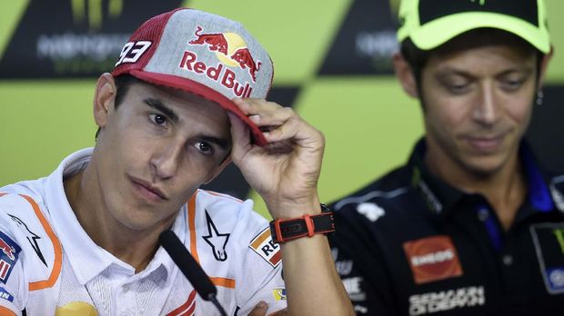 Repsol Honda Moto GP's Spanish rider Marc Marquez listens next to Movistar Yamaha Moto GP's Italian rider Valentino Rossi (R) during a press conference ahead of the Moto GP Czech Grand Prix in Brno, Czech Republic on August 1, 2019. (Photo by Michal CIZEK / AFP)
