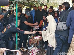 Video: Isak Tangis Keluarga Iringi Kepergian Agung Hercules Video: Isak Tangis Keluarga Iringi Kepergian Agung Hercules