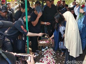 Agung Hercules Dimakamkan, Tangisan Keluarga dan Sahabat Pecah Agung Hercules Dimakamkan, Tangisan Keluarga dan Sahabat Pecah