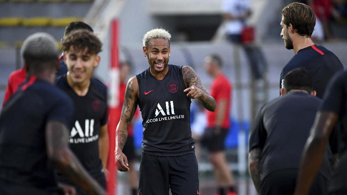PSG didenda lantaran suporternya mencaci maki Neymar di stadion (FRANCK FIFE / AFP)