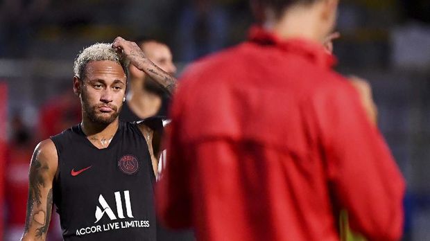 Neymar batal kembali ke Barcelona. (