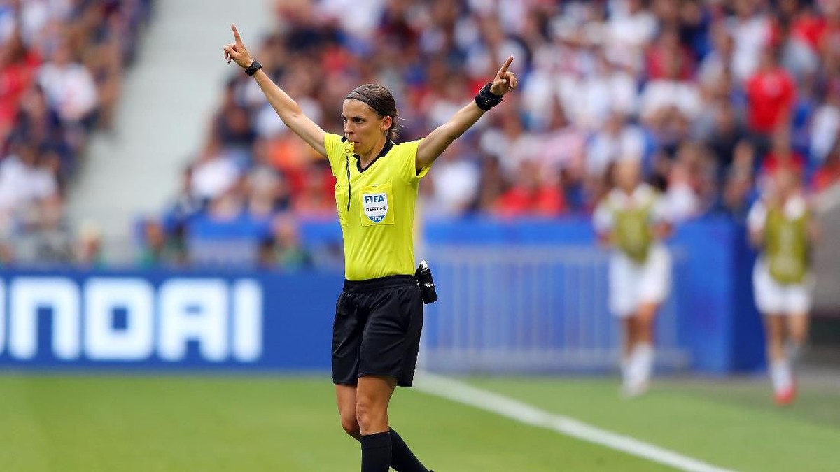Stephanie Frappart akan memimpin di laga Piala Super Eropa. (Foto: Richard Heathcote/Getty Images)